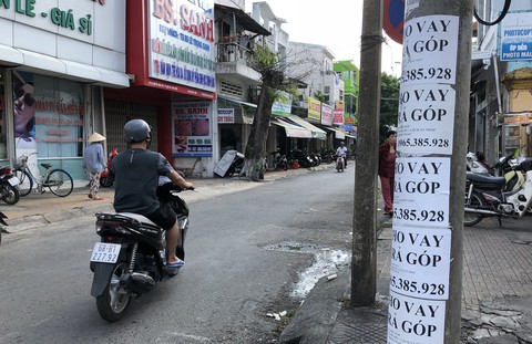 Cảnh giác với quảng cáo cho vay không thế chấp ở cột điện - Ảnh 1. Cảnh giác với quảng cáo cho vay không thế chấp ở cột điện - Ảnh 1.