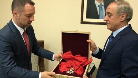 Syria trả lại huân chương cho Pháp kèm lời chửi xéo - Ảnh 1. Syria trả lại huân chương cho Pháp kèm lời chửi xéo - Ảnh 1.