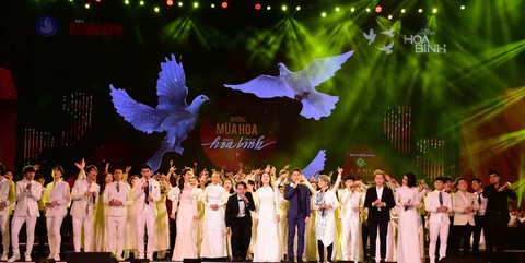 Đông Nhi, Hà Anh Tuấn, Vũ Cát Tường bùng nổ phố đi bộ đêm hòa bình - Ảnh 2. Đông Nhi, Hà Anh Tuấn, Vũ Cát Tường bùng nổ phố đi bộ đêm hòa bình - Ảnh 2.