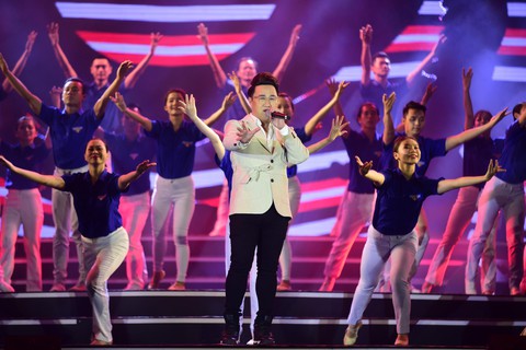 Đông Nhi, Hà Anh Tuấn, Vũ Cát Tường bùng nổ phố đi bộ đêm hòa bình - Ảnh 5. Đông Nhi, Hà Anh Tuấn, Vũ Cát Tường bùng nổ phố đi bộ đêm hòa bình - Ảnh 5.