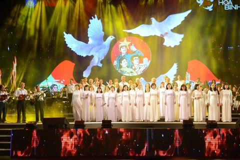 Đông Nhi, Hà Anh Tuấn, Vũ Cát Tường bùng nổ phố đi bộ đêm hòa bình - Ảnh 19. Đông Nhi, Hà Anh Tuấn, Vũ Cát Tường bùng nổ phố đi bộ đêm hòa bình - Ảnh 19.