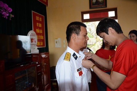 Trao kỷ niệm chương Vì thế hệ trẻ cho cán bộ Trường Sa - Ảnh 1. Trao kỷ niệm chương Vì thế hệ trẻ cho cán bộ Trường Sa - Ảnh 1.