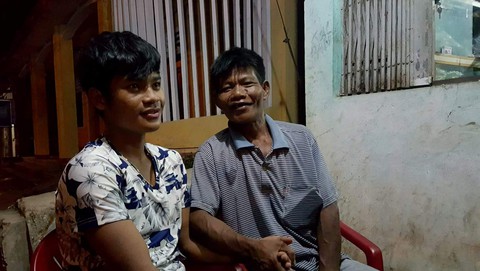 Thêm một phu vàng trở về sau 8 ngày chạy trốn trong rừng - Ảnh 1. Thêm một phu vàng trở về sau 8 ngày chạy trốn trong rừng - Ảnh 1.