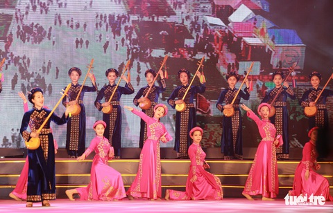 Hàng vạn khách xem show nghệ thuật mừng Giỗ Tổ Hùng Vương - Ảnh 7. Hàng vạn khách xem show nghệ thuật mừng Giỗ Tổ Hùng Vương - Ảnh 7.