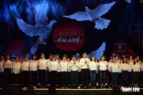 Đông Nhi, Hà Anh Tuấn, Vũ Cát Tường bùng nổ phố đi bộ đêm hòa bình - Ảnh 27. Đông Nhi, Hà Anh Tuấn, Vũ Cát Tường bùng nổ phố đi bộ đêm hòa bình - Ảnh 27.