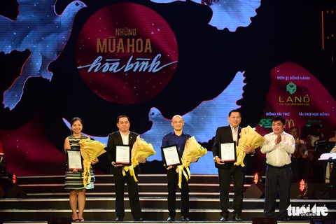 Đông Nhi, Hà Anh Tuấn, Vũ Cát Tường bùng nổ phố đi bộ đêm hòa bình - Ảnh 25. Đông Nhi, Hà Anh Tuấn, Vũ Cát Tường bùng nổ phố đi bộ đêm hòa bình - Ảnh 25.