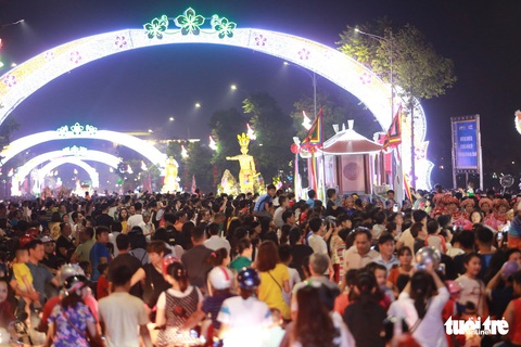 Hàng vạn khách xem show nghệ thuật mừng Giỗ Tổ Hùng Vương - Ảnh 1. Hàng vạn khách xem show nghệ thuật mừng Giỗ Tổ Hùng Vương - Ảnh 1.