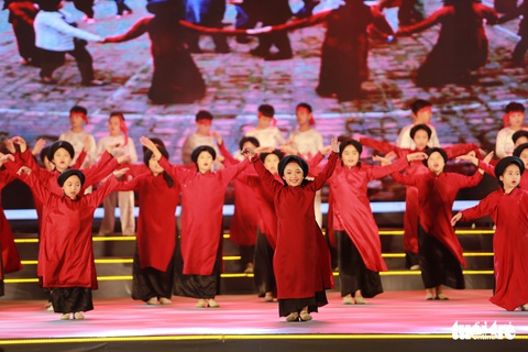 Hàng vạn khách xem show nghệ thuật mừng Giỗ Tổ Hùng Vương - Ảnh 6. Hàng vạn khách xem show nghệ thuật mừng Giỗ Tổ Hùng Vương - Ảnh 6.