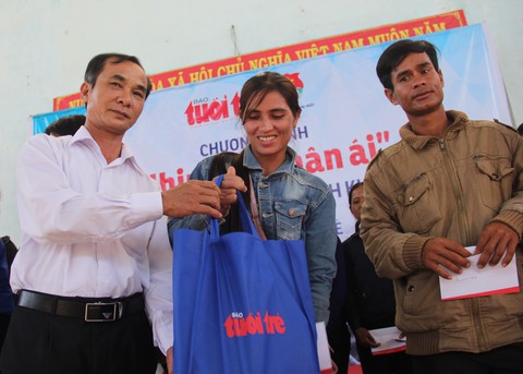 Nhịp cầu nhân ái đến với người dân Quảng Ngãi - Ảnh 4. Nhịp cầu nhân ái đến với người dân Quảng Ngãi - Ảnh 4.
