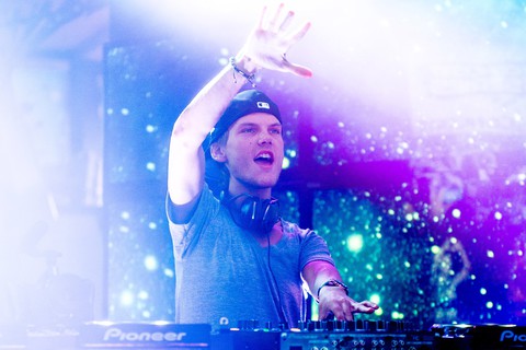 28 tuổi DJ Avicii mất đột ngột, fan đau xót nghe lại nhạc của anh - Ảnh 1. 28 tuổi DJ Avicii mất đột ngột, fan đau xót nghe lại nhạc của anh - Ảnh 1.