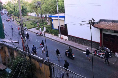 Nhóm giang hồ hỗn chiến trên đường Trường Sa do mâu thuẫn đá gà - Ảnh 3. Nhóm giang hồ hỗn chiến trên đường Trường Sa do mâu thuẫn đá gà - Ảnh 3.