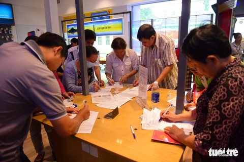 Người Sài Gòn hối hả cập nhật ảnh chân dung thuê bao - Ảnh 8. Người Sài Gòn hối hả cập nhật ảnh chân dung thuê bao - Ảnh 8.