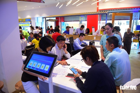 Người Sài Gòn hối hả cập nhật ảnh chân dung thuê bao - Ảnh 9. Người Sài Gòn hối hả cập nhật ảnh chân dung thuê bao - Ảnh 9.