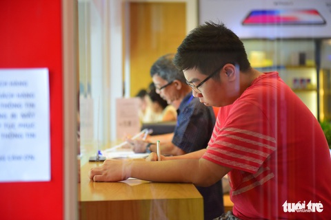 Người Sài Gòn hối hả cập nhật ảnh chân dung thuê bao - Ảnh 10. Người Sài Gòn hối hả cập nhật ảnh chân dung thuê bao - Ảnh 10.