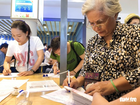 Người Sài Gòn hối hả cập nhật ảnh chân dung thuê bao - Ảnh 13. Người Sài Gòn hối hả cập nhật ảnh chân dung thuê bao - Ảnh 13.