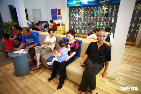 Người Sài Gòn hối hả cập nhật ảnh chân dung thuê bao - Ảnh 2. Người Sài Gòn hối hả cập nhật ảnh chân dung thuê bao - Ảnh 2.