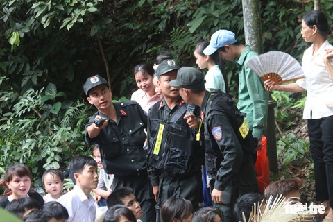 Biển người đổ về Đền Hùng, an ninh vất vả giữ an toàn - Ảnh 10. Biển người đổ về Đền Hùng, an ninh vất vả giữ an toàn - Ảnh 10.
