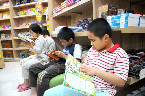 Để con lớn lên cùng sách thay vì tivi, điện thoại... - Ảnh 1. Để con lớn lên cùng sách thay vì tivi, điện thoại... - Ảnh 1.