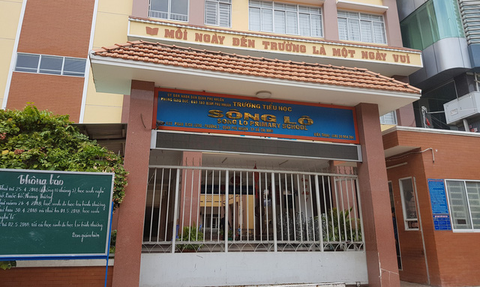 Cô giáo phạt học sinh lớp 1 ngậm dép vì nói chuyện trong lớp? - Ảnh 1. Cô giáo phạt học sinh lớp 1 ngậm dép vì nói chuyện trong lớp? - Ảnh 1.