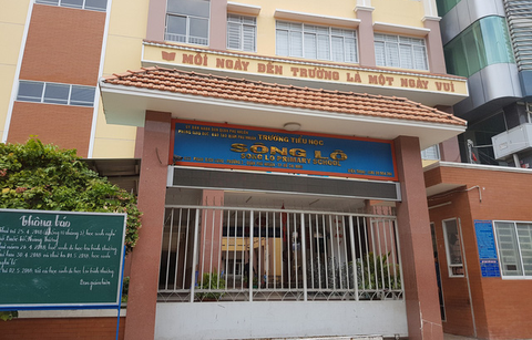 Hạ bậc thi đua cô giáo dọa bắt học sinh ngậm dép - Ảnh 1. Hạ bậc thi đua cô giáo dọa bắt học sinh ngậm dép - Ảnh 1.