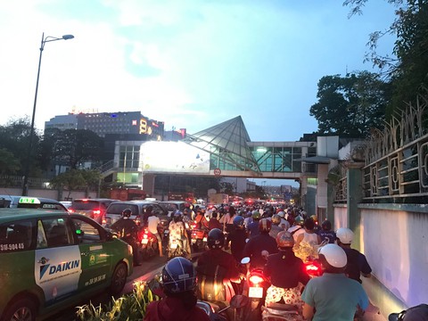 Ùn tắc giao thông tại TP.HCM diễn biến phức tạp - Ảnh 1. Ùn tắc giao thông tại TP.HCM diễn biến phức tạp - Ảnh 1.