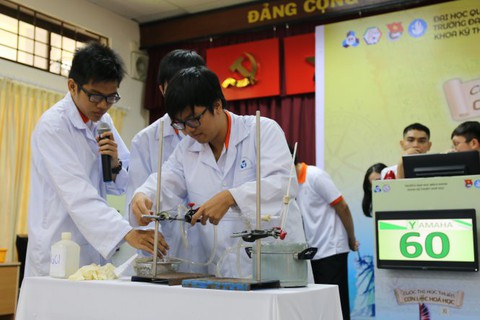 Hào hứng cuộc thi Cơn lốc hóa học - Ảnh 1. Hào hứng cuộc thi Cơn lốc hóa học - Ảnh 1.