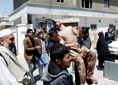 IS đánh bom liều chết làm 57 người thiệt mạng ở thủ đô Afghanistan - Ảnh 1. IS đánh bom liều chết làm 57 người thiệt mạng ở thủ đô Afghanistan - Ảnh 1.