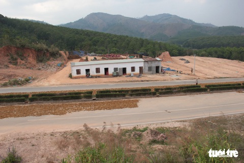 Đường đẹp nhất Tây Nguyên thành... sân phơi nông sản - Ảnh 7. Đường đẹp nhất Tây Nguyên thành... sân phơi nông sản - Ảnh 7.