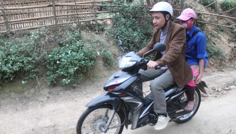 Thầy cô băng rừng đưa trò đến lớp - Ảnh 1. Thầy cô băng rừng đưa trò đến lớp - Ảnh 1.