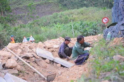 Gian nan sửa đèo nối Đà Lạt với Nha Trang - Ảnh 9. Gian nan sửa đèo nối Đà Lạt với Nha Trang - Ảnh 9.
