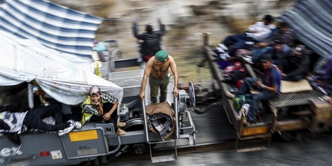 Lạ kỳ đoàn caravan di dân ùn ùn tìm đường vào Mỹ - Ảnh 1. Lạ kỳ đoàn caravan di dân ùn ùn tìm đường vào Mỹ - Ảnh 1.