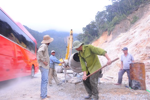 Gian nan sửa đèo nối Đà Lạt với Nha Trang - Ảnh 6. Gian nan sửa đèo nối Đà Lạt với Nha Trang - Ảnh 6.