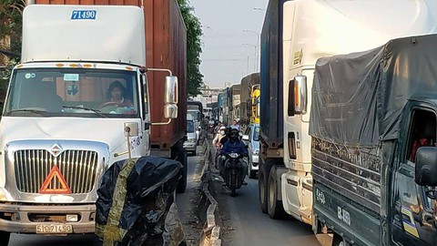 3 xe tông liên hoàn trên quốc lộ 1, xe cộ ùn ứ nhiều giờ - Ảnh 2. 3 xe tông liên hoàn trên quốc lộ 1, xe cộ ùn ứ nhiều giờ - Ảnh 2.