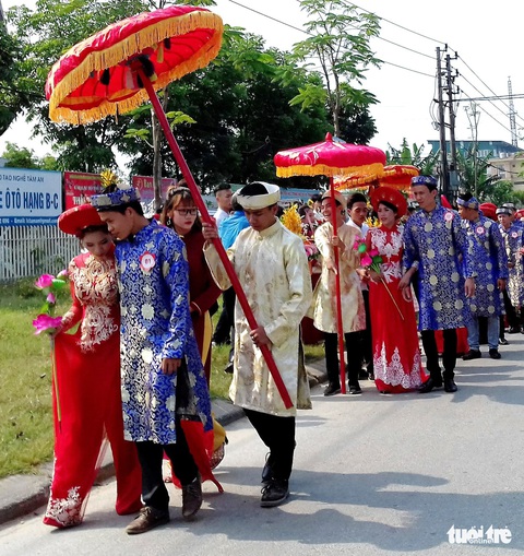 12 cặp vợ chồng trẻ Huế sóng đôi ngày cưới trên xích lô - Ảnh 2. 12 cặp vợ chồng trẻ Huế sóng đôi ngày cưới trên xích lô - Ảnh 2.
