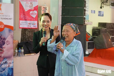 Cảm động bệnh nhân ung thư hát Búp măng non ở viện K - Ảnh 4. Cảm động bệnh nhân ung thư hát Búp măng non ở viện K - Ảnh 4.