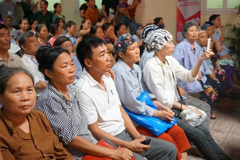 Cảm động bệnh nhân ung thư hát Búp măng non ở viện K - Ảnh 3. Cảm động bệnh nhân ung thư hát Búp măng non ở viện K - Ảnh 3.