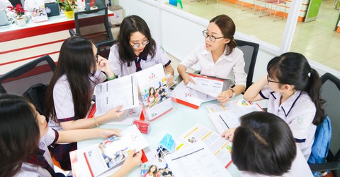 UEF nhận hồ sơ xét tuyển học bạ từ ngày 2-5 - Ảnh 1. UEF nhận hồ sơ xét tuyển học bạ từ ngày 2-5 - Ảnh 1.