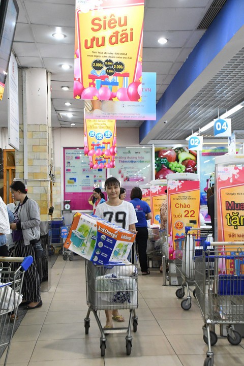 Siêu thị Co.opmart tấp nập khách “gom hàng” gia dụng giảm giá vào đầu tuần - Ảnh 1. Siêu thị Co.opmart tấp nập khách “gom hàng” gia dụng giảm giá vào đầu tuần - Ảnh 1.