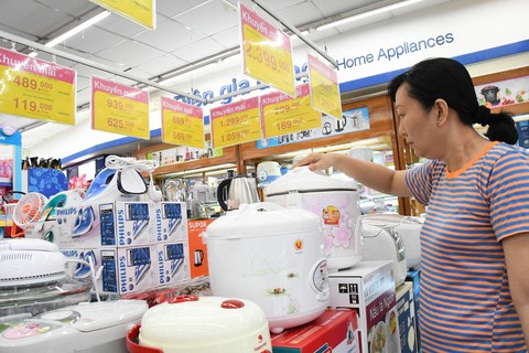 Siêu thị Co.opmart tấp nập khách “gom hàng” gia dụng giảm giá vào đầu tuần - Ảnh 2. Siêu thị Co.opmart tấp nập khách “gom hàng” gia dụng giảm giá vào đầu tuần - Ảnh 2.