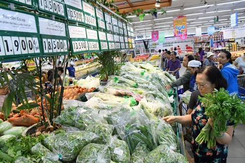 Siêu thị Co.opmart tấp nập khách “gom hàng” gia dụng giảm giá vào đầu tuần - Ảnh 3. Siêu thị Co.opmart tấp nập khách “gom hàng” gia dụng giảm giá vào đầu tuần - Ảnh 3.