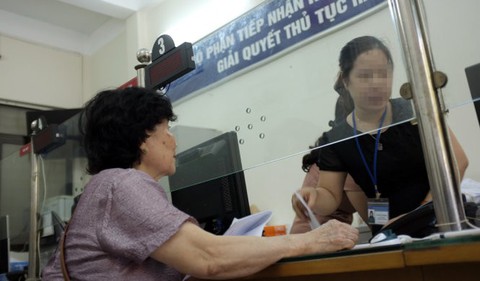 Công chức Hà Nội phải dán quy tắc ứng xử trên bàn làm việc - Ảnh 1. Công chức Hà Nội phải dán quy tắc ứng xử trên bàn làm việc - Ảnh 1.
