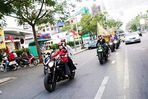 Ý kiến trái chiều quanh việc mặc bà ba chạy môtô khủng cổ vũ lễ hội - Ảnh 2. Ý kiến trái chiều quanh việc mặc bà ba chạy môtô khủng cổ vũ lễ hội - Ảnh 2.