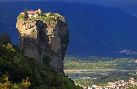 Độc đáo tu viện Meteora lơ lửng trên núi tại Hy Lạp - Ảnh 1. Độc đáo tu viện Meteora lơ lửng trên núi tại Hy Lạp - Ảnh 1.