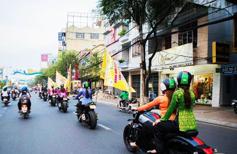 Ý kiến trái chiều quanh việc mặc bà ba chạy môtô khủng cổ vũ lễ hội - Ảnh 3. Ý kiến trái chiều quanh việc mặc bà ba chạy môtô khủng cổ vũ lễ hội - Ảnh 3.