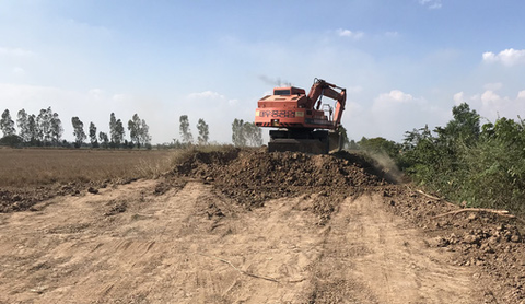 Băm nát bờ kênh thủy lợi lấy đất san lấp mặt bằng - Ảnh 1. Băm nát bờ kênh thủy lợi lấy đất san lấp mặt bằng - Ảnh 1.