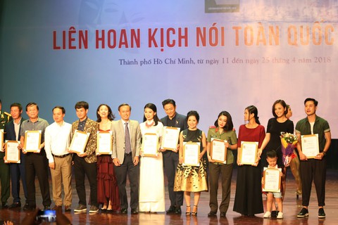 Liên hoan kịch để nghệ sĩ có huy chương xét tặng danh hiệu? - Ảnh 9. Liên hoan kịch để nghệ sĩ có huy chương xét tặng danh hiệu? - Ảnh 9.