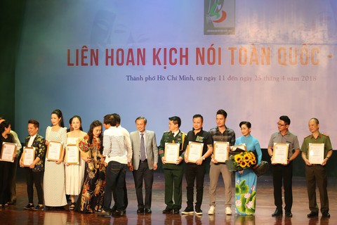 Liên hoan kịch để nghệ sĩ có huy chương xét tặng danh hiệu? - Ảnh 8. Liên hoan kịch để nghệ sĩ có huy chương xét tặng danh hiệu? - Ảnh 8.