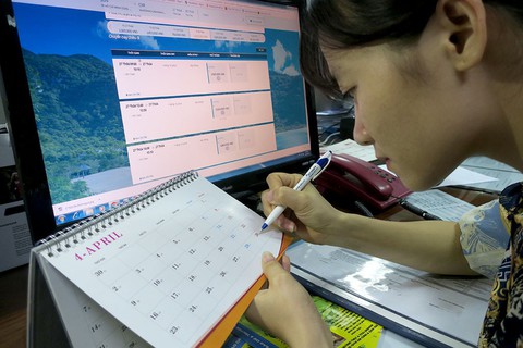 Vé máy bay nhảy múa dịp cao điểm - Ảnh 1. Vé máy bay nhảy múa dịp cao điểm - Ảnh 1.