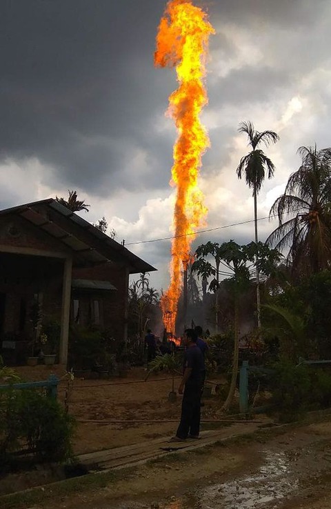 Cháy giếng dầu ở Indonesia, hàng chục người thương vong - Ảnh 2. Cháy giếng dầu ở Indonesia, hàng chục người thương vong - Ảnh 2.