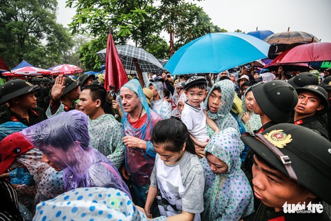 Thủ tướng cùng hàng vạn người dân dâng hương giỗ Tổ tại đền Hùng - Ảnh 11. Thủ tướng cùng hàng vạn người dân dâng hương giỗ Tổ tại đền Hùng - Ảnh 11.